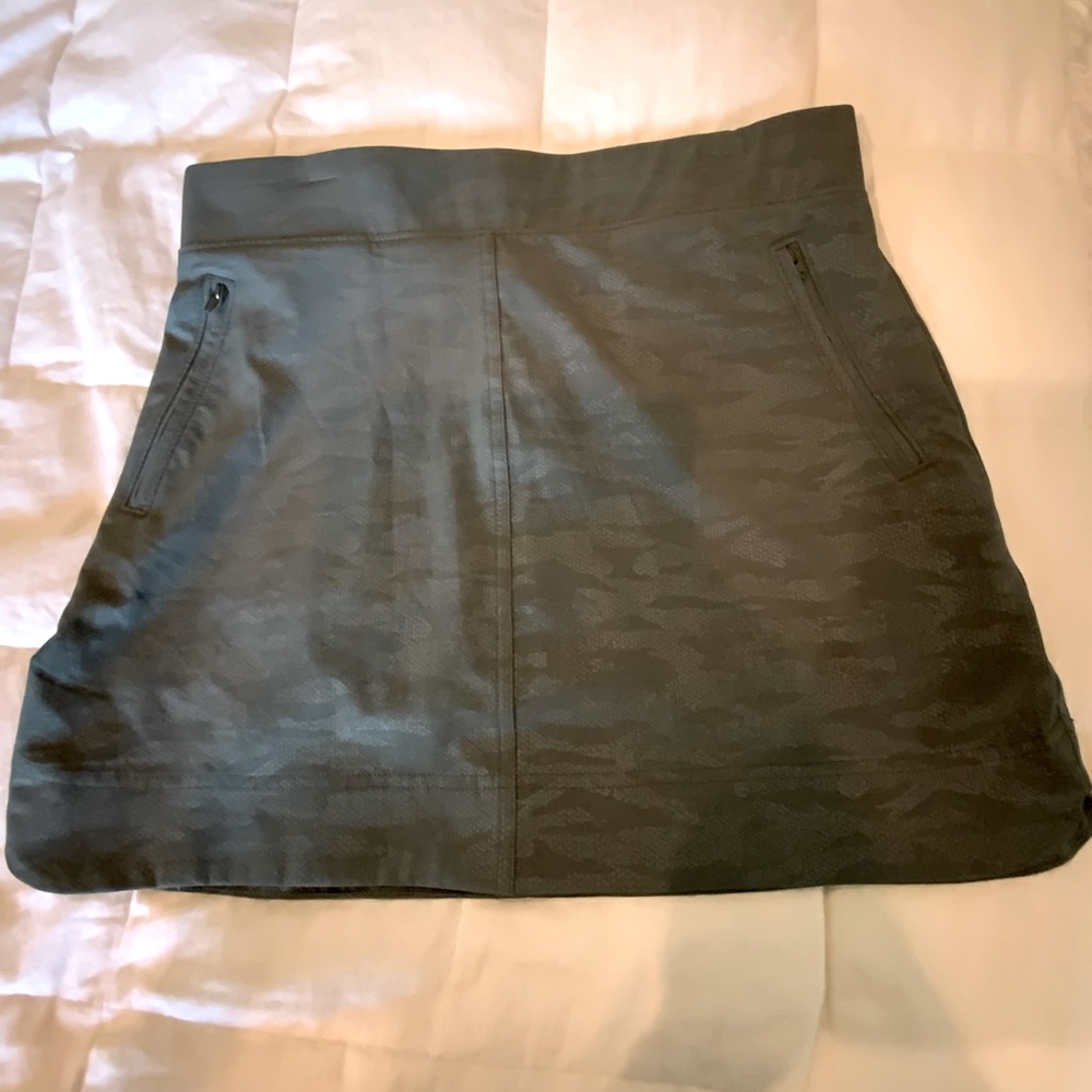 Orvis Skorts Green on Green Pattern With Elastic Waist Pockets Size Medium